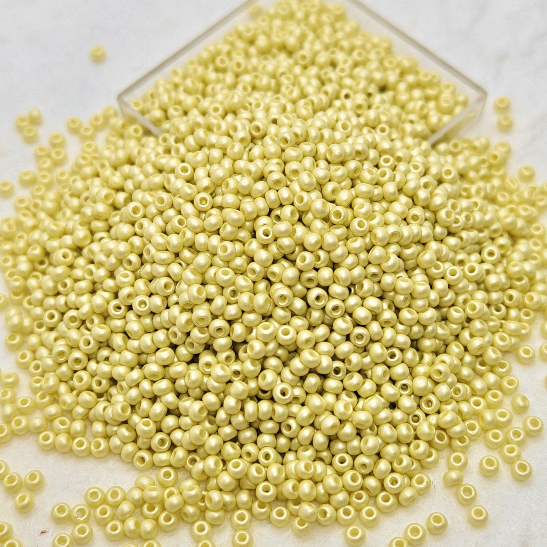600pcs Round Glossy Glass Seed Beads for Jewelry Making